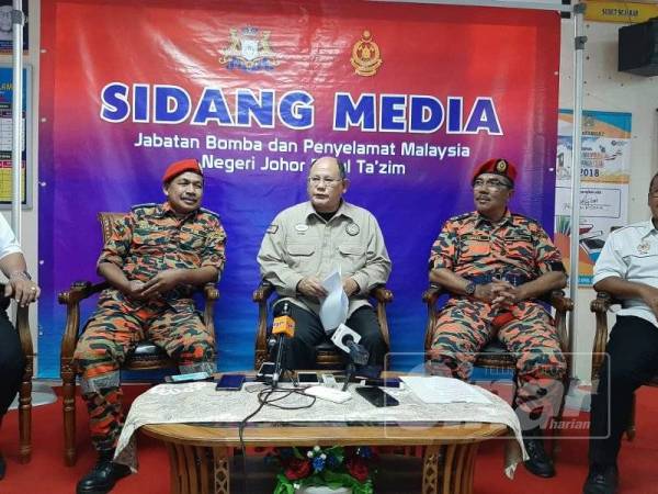 Mohamed Zahari (tengah) ketika sidang media.