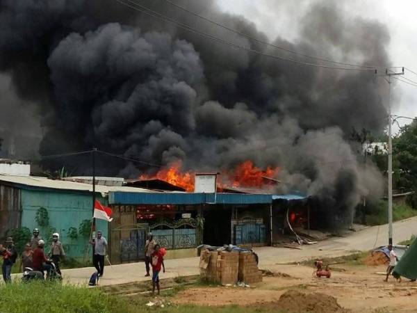  Perusuh bertindak membakar beberapa struktur di bandar Sorong.
