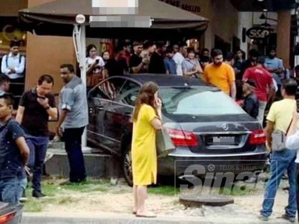 Kereta terbabas melanggar pejalan kaki dan merempuh hadapan sebuah restoran makanan segera.