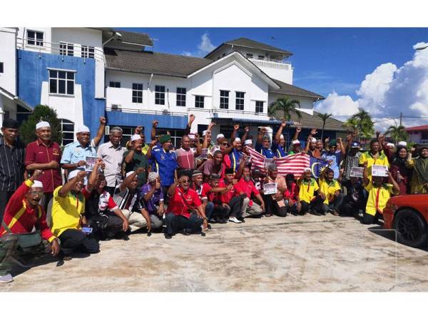 Bekas anggota tentera membuat laporan polis di IPD Machang bagi menuntut tindakan tegas terhadap Yew Yin.