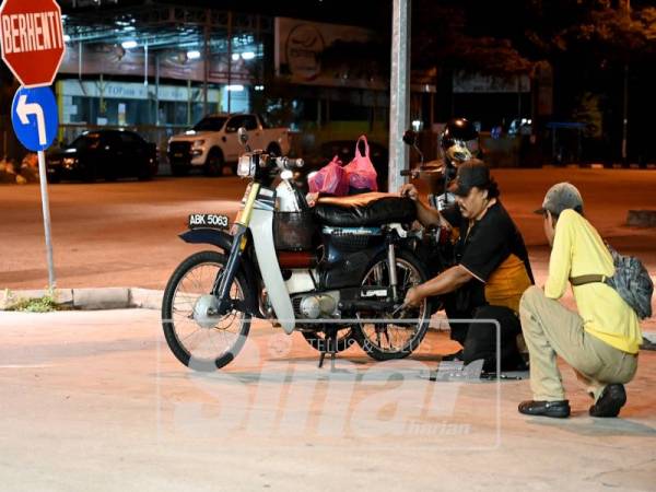 RAHMAT berpengalaman selama 20 tahun menjadi mekanik jalanan dan menyediakan perkhidmatan membaiki motosikal dan kereta seperti membaiki enjin, tayar pancit, palam pencucuh dan lain lain masalah mekanikal. - fotoBERNAMA (2019) 