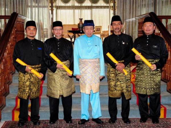 Sultan Selangor Sultan Sharafuddin Idris Shah (tengah) berkenan bergambar bersama para penerima watikah pelantikan selepas selesai Istiadat Pengurniaan Watikah Gelaran Datuk Diraja Selangor, Pengurniaan Watikah Pelantikan Anggota MAIS, Setiausaha MAIS, Pendaftar Kanan, Pendaftar Perkahwinan, Penceraian dan Rujuk Orang Islam di Negeri Selangor (Wali Raja) di Balai Singgahsana, Istana Bukit Kayangan Shah Alam, hari ini. -Foto Bernama