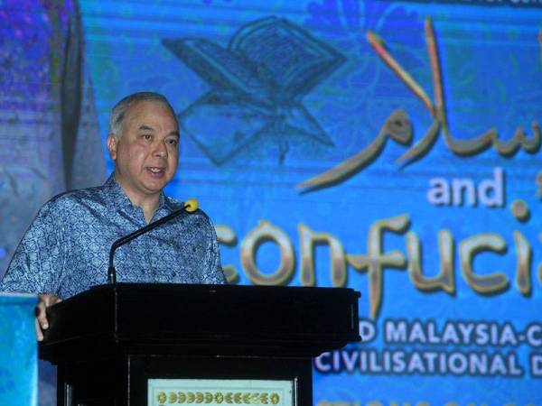 Sultan Perak Sultan Nazrin Shah ketika bertitah merasmikan Dialog Peradaban Belia Malaysia-China Mengenai Islam dan Konfusianisme, bertemakan: ‘Sumbangan Islam dan Konfusianisme Ke Arah Etika Abad Ke-21’, yang dianjurkan sempena ulang tahun ke-45 hubungan diplomatik kedua-dua negara di sini hari ini. - Foto BERNAMA