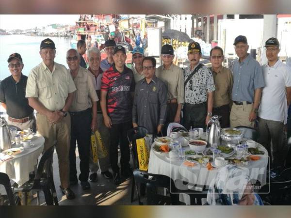 Abdul Yunus (lima dari kiri) bersama wakil pegawai kerajaan yang terbabit dalam konvoi mengibarkan Jalur Gemilang dalam program menyusuri Sungai Kurau di Jeti Marin, Kuala Kurau hari ini.