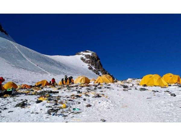 Timbunan sampah yang ditinggalkan pendaki tidak bertanggungjawab di Everest.