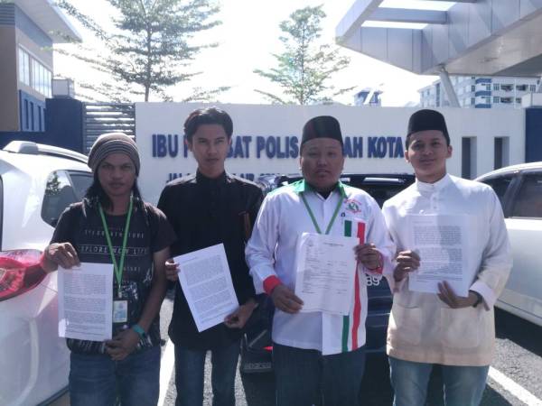 Amirul Syahir (dua dari kiri) bersama beberapa ahli GPMS Cawangan Kuala Kedah membuat laporan polis terhadap Dong Zong di Ibu Pejabat Polis Daerah (IPD) Kota Setar di sini hari ini.