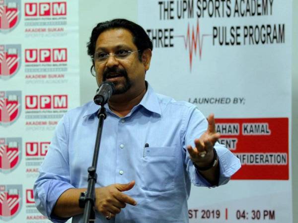 Presiden Konfederasi Hoki Malaysia (KHM) Datuk Seri Subahan Kamal menyampaikan ucapan ketika hadir pada program ‘UPM Sports Academy Three Pulse’ di Universiti Putra Malaysia, semalam. - Foto Bernama