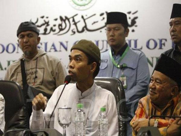  Abdul Somad (tengah) memberi penjelasan selepas bertemu dengan MUI di Jakarta semalam.