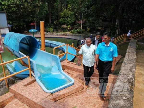 Ariffin (kiri) mengadakan lawatan di Taman Pertanian Negeri Sekayu di Hulu Terengganu hari ini.