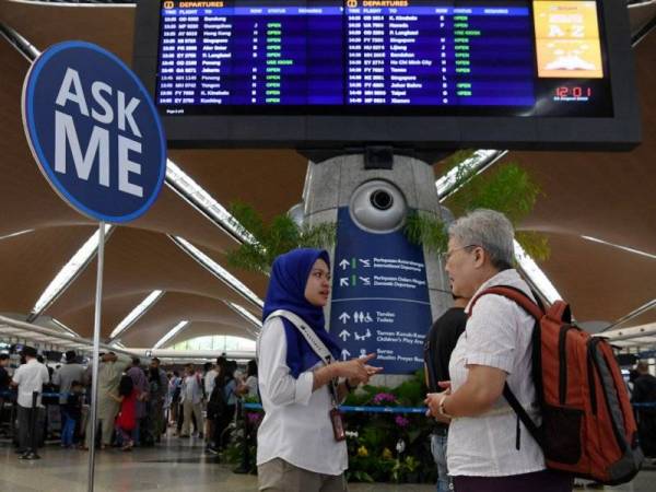 Para penumpang dinasihatkan mendapatkan khidmat Duta Airport CARE bagi memudahkan urusan penerbangan selepas terdapat gangguan sistem sementara yang menjejaskan beberapa sistem lapangan terbang seperti sambungan WiFi, Sistem Paparan Maklumat Penerbangan (FIDS), kaunter-kaunter daftar masuk dan Sistem Pengendalian Bagasi (BHS) di Lapangan Terbang Antarabangsa Kuala Lumpur (KLIA) hari ini. - Foto Bernama