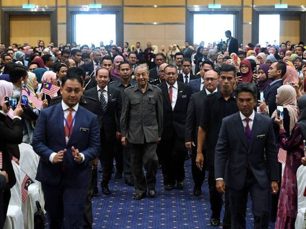 Perdana Menteri Tun Dr Mahathir Mohamad (tengah) diiringi oleh Ketua Setiausaha Negara Datuk Seri Dr Ismail Bakar hadir pada Majlis Perjumpaan Pegawai-Pegawai Kerajaan Bersama Perdana Menteri Sesi 2 di Dewan Seri Siantan, Kompleks Perbadanan Putrajaya hari ini. - Foto BERNAMA