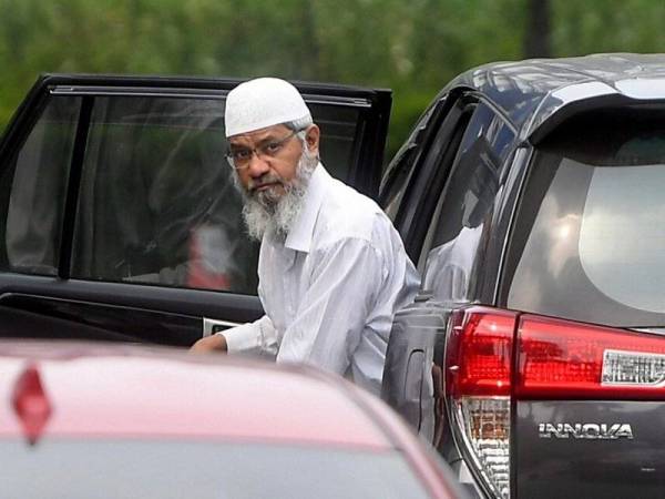 Pendakwah antarabangsa Dr Zakir Naik kelihatan keluar daripada kereta jenis Toyota Innova sebelum memasuki Ibu Pejabat Polis Bukit Aman hari ini untuk memberi keterangan bagi membantu siasatan di bawah Seksyen 504 Kanun Keseksaan kerana menghina dan menggugat ketenteraman awam. - Foto Bernama