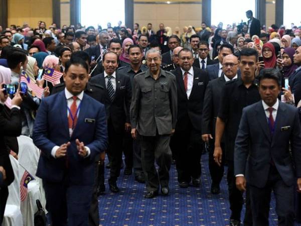 Tun Dr Mahathir (tengah) diiringi oleh Dr Ismail hadir pada Majlis Perjumpaan Pegawai-Pegawai Kerajaan Bersama Perdana Menteri Sesi 2 di Dewan Seri Siantan, Kompleks Perbadanan Putrajaya, hari ini. - Foto: BERNAMA