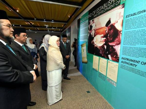 Tunku Azizah berkenan melawat pameran semasa mengadakan lawatan kerja ke UIAM hari ini.  Foto: BERNAMA