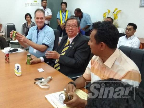 Mohammad Nizar (kanan) dan Lokman Hakim (kiri) ketika melawat Kilang Nihon Canpack (Malaysia) di Taman Perindustrian Bemban hari ini.