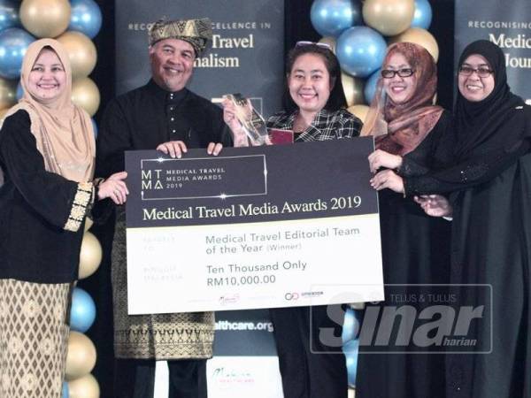 Pasukan Sinar Harian memenangi anugerah Medical Travel Editorial Team of the Year pada majlis Medical Travel Media Awards 2019 di Petaling Jaya, malam tadi. - Foto: ZAHID IZZANI