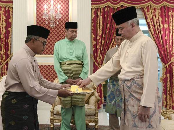 Sultan Perak Sultan Nazrin Shah hari ini berkenan menerima pemberian zakat perniagaan dari Pengurus Besar Tenaga Nasional Berhad Negeri Perak Raja Datuk Abd Jalil Raja Zaid berjumlah RM12,191,403.13 bagi pihak Majlis Agama Islam dan Adat Melayu Perak (MAIPk) di Istana Perak Changkat Persekutuan hari ini. - Foto BERNAMA