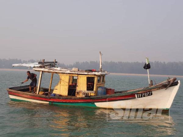 Nelayan tempatan bersama bot digunakan ditahan selepas dikesan menangkap ikan dalam kawasan tidak dibenarkan.