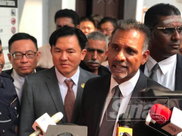 Ram Karpal Singh (kanan) antara peguam yang mewakili Paul Yong di Mahkamah Sesyen hari ini.