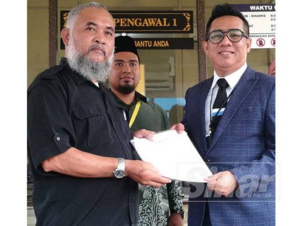 Safaruddin (kiri) menyerahkan memorandum kepada Khairul Shahril.