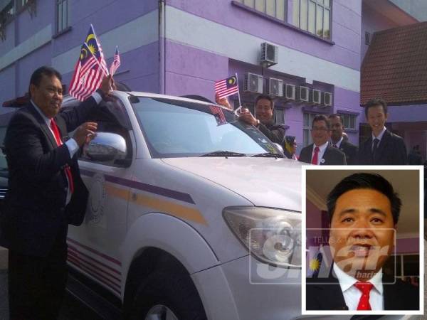 Kok Kiew melekatkan Jalur Gemilang di kenderaan penguat kuasa MPJ selepas Perhimpunan Bulanan Jalur Gemilang Peringkat MPJ di Dewan Alamanda MPJ di sini hari ini.