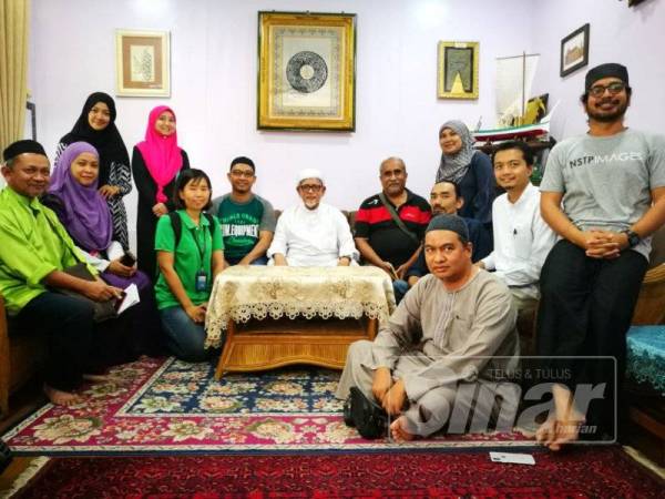 Abdul Hadi bersama pengamal media Terengganu selepas sidang media di kediamannya di Rusila, hari ini.