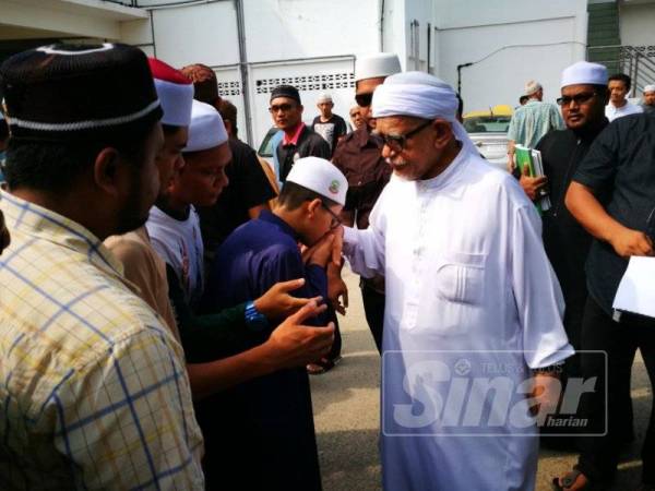 Orang ramai bersalam dengan Abdul Hadi selepas selesai mengikuti kuliah Dhuha disampaikan Presiden Pas itu di Masjid Rusila pagi ini.