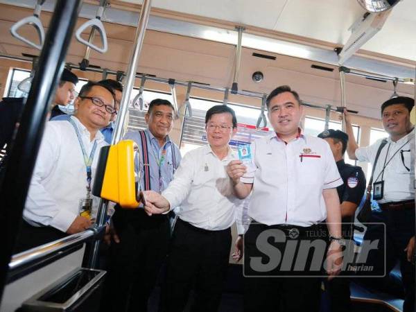 Anthony Loke (kanan) bersama Ketua Menteri, Chow Kon Yeow (tiga dari kiri) menggunakan Pas Mutiara di salah sebuah bas Rapid Penang tadi.