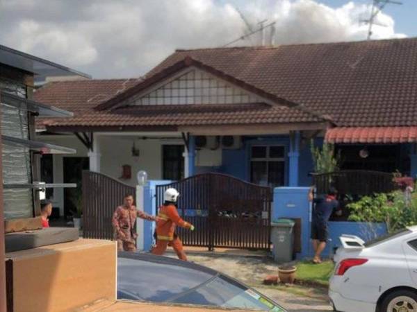 Mangsa ditemui terduduk di ruang tamu sebelum dikejarkan ke hospital. FOTO: Bomba Johor