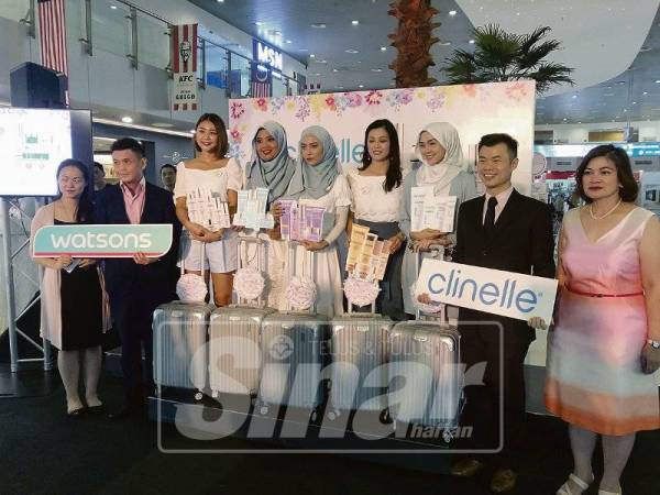 RODERICK (dua dari kanan) dan Corina (kanan) bergambar bersama barisan Instafamous pada Majlis Sambutan Ulang Tahun Clinelle Ke-15 di Petaling Jaya baru-baru ini.