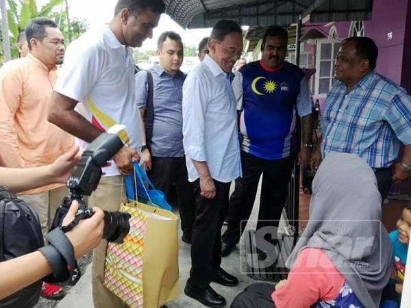 Anwar ketika program Ziarah Kebajikan sekitar Teluk Kemang hari ini.