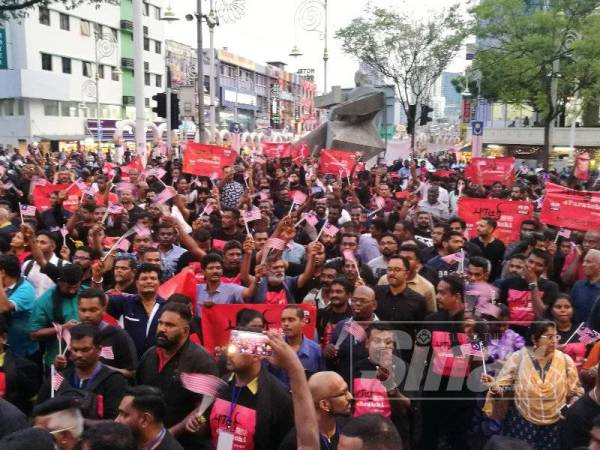 Peserta himpunan yang menyertai perhimpunan bantah tulisan jawi di Brickfields hari ini.