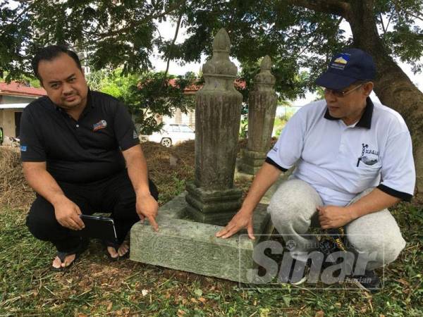 Dr Ibrahim (kanan) bersama Syamsul Anuar menunjukkan makam lama yang disahkan milik Datuk Laksamana Kedah di Kampung Pisang, Kangchut, Alor Setar.