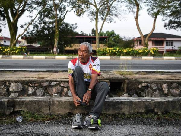 Nasir melakukan persiapan akhir sebelum memulakan Larian Bendera Muhibbah sempena sambutan Hari Kebangsaan bermula di Dataran Alor Setar baru-baru ini. - Foto Bernama