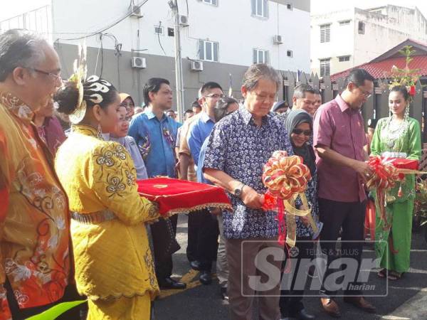 Mohamaddin (tiga dari kiri) dan Mohd Amirul (dua dari kanan) memotong riben sebagai simbolik pembukaan semula Kompleks Rumah Kelahiran Mahathir Mohamad di Alor Setar hari ini.