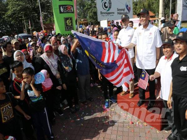 Dr Dzulkefly (tiga dari kanan) melakukan pelepasan peserta Walk For Health selepas selesai melancarkan Program Kampungku Sihat dan Bulan Kemerdekaan peringkat Jabatan Kesihatan Negeri Terengganu di Dataran Pantai Batu Burok, di sini hari ini.