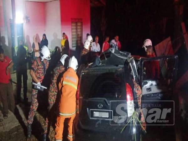 Anggota bomba dan penyelamat berusaha mengeluarkan mangsa yang tersepit di Chalok semalam.