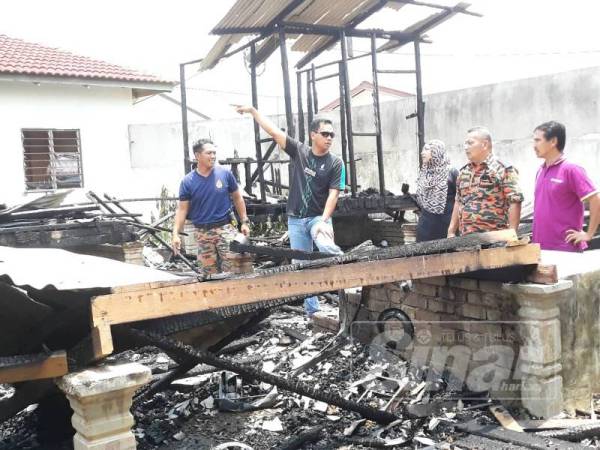 Pengarah Jabatan Bomba dan Penyelamat Malaysia (JBPM) Pahang, Nor Hisham Mohammad (dua dari kiri) dan Hasnuddin (dua dari kanan) meninjau di lokasi kejadian hari ini.