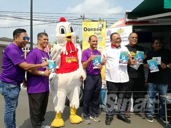 Eddin (tiga dari kanan) ketika meninjau aktiviti yang dijalankan pada Karnival Amal Merdeka Za'ba di pekarangan Pejabat Kementerian Perdagangan Dalam Negeri dan Hal Ehwal Pengguna (KPDNHEP) Kuala Pilah hari ini.