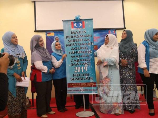 Haniza (tiga dari kanan) merasmikan Mesyuarat Agung Tahunan Wanita Cabang Negeri Sembilan.