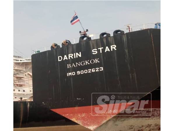 Kapal jenis motor tanker (MT), Darin Star yang disyaki melepaskan bahan buangan berupa minyak diesel ditahan APMM Melaka dan Negeri Sembilan.