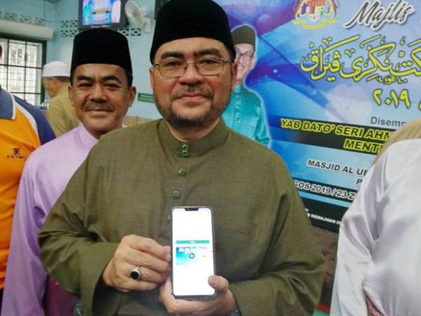 Mujahid menunjukkan aplikasi sosial Verify Halal dikeluarkan Jakim bagi membantu pengguna beragama Islam mengenal pasti status halal sesuatu produk secara dalam talian.