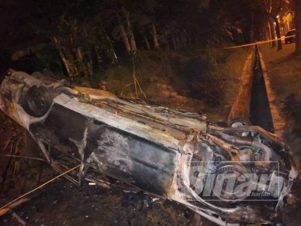 Kereta peronda polis yang terbakar dalam kejadian itu.