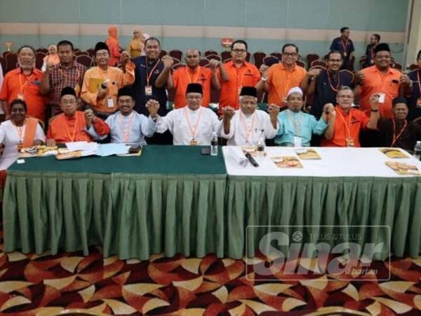 Badrin (duduk, tengah) bersama ahli Amanah Kawasan Gopeng pada mesyuarat tahunan parti itu hari ini.