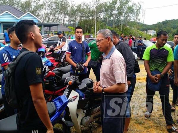 Mustapa beramah mesra bersama peserta di luar dewan.