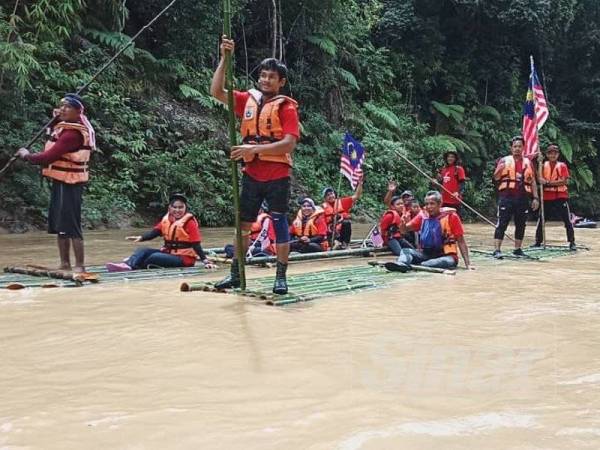 Seramai 100 peserta berakit menyelusuri Sungai Peragat ke Sungai Kuala Betis sempena program Jelajah Merdeka dan pelancaran Kempen Kibar Jalur Gemilang 2019 peringkat negeri Kelantan hari ini.