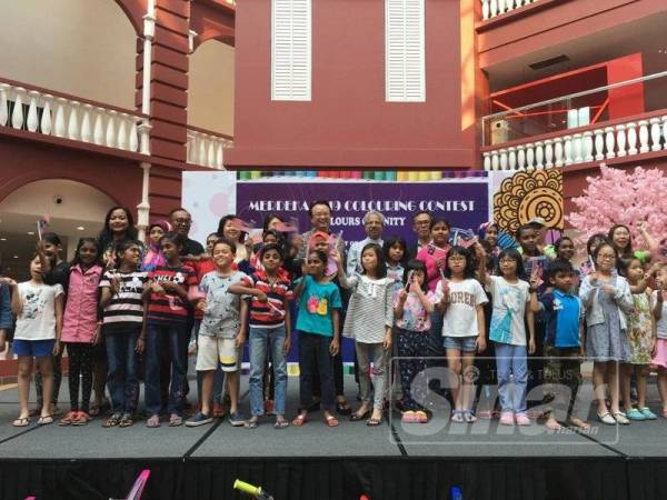 Waytha Moorthy merasmikan Program Lukisan Kanak-Kanak bertema 'Colour of Unity' anjuran Tech Food Ingredients Sdn Bhd dan Magpie Melaka di Elements Mall hari ini.