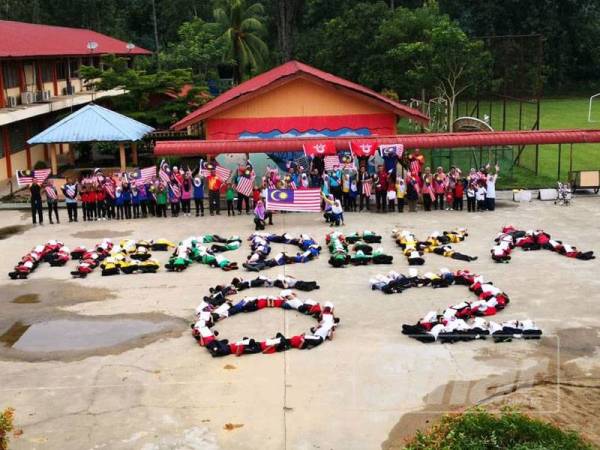 Formasi MERDEKA 62 yang dilakukan 140 murid SK Sokor semalam.