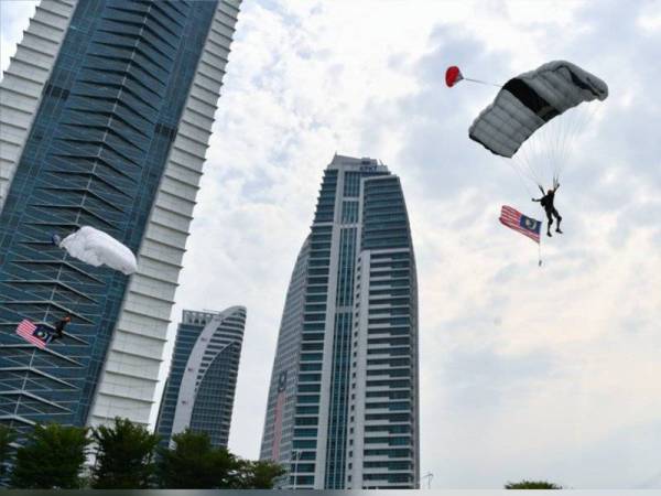 Penerjun dari Malaysia BASEjumper tidak ketinggalan menyemarakkan semangat patriotik dengan mengadakan pertunjukan "base jump" sambil mengibarkan Jalur Gemilang, semalam. - Foto: BERNAMA