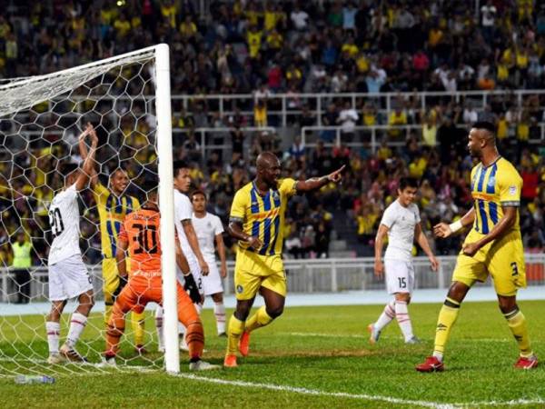 Penyerang Pahang Dickson Nwakaeme (tiga, kanan) meraikan jaringan golnya ketika menentang Sabah pada perlawanan Piala Malaysia 2019 di Stadium Darul Makmur, malam tadi. - Foto Bernama